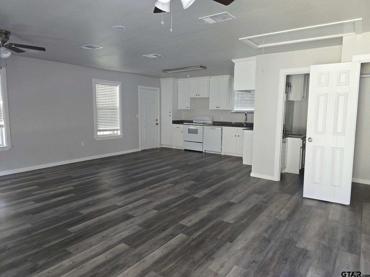 412 Lindsey St - Photo 4 of 10