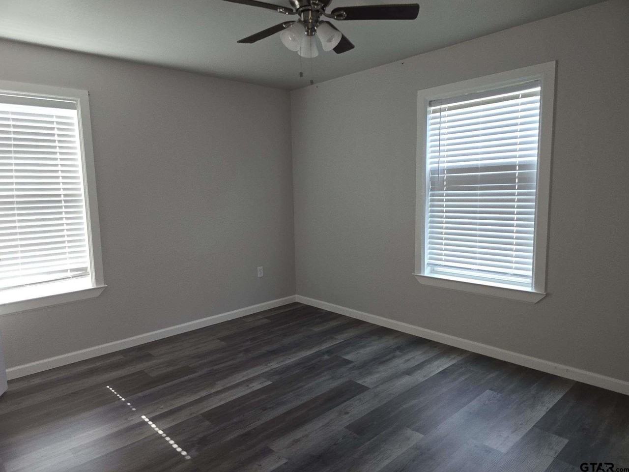 412 Lindsey St - Photo 5 of 10