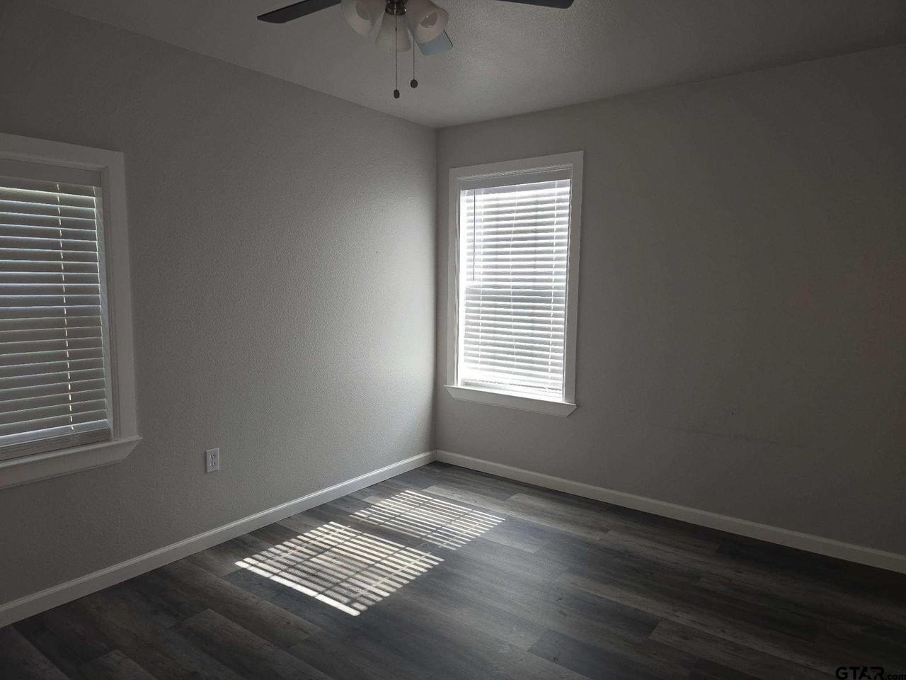 412 Lindsey St - Photo 6 of 10