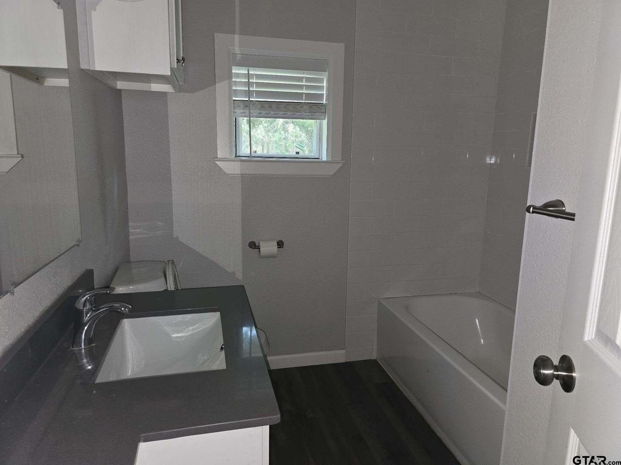 412 Lindsey St - Photo 7 of 10