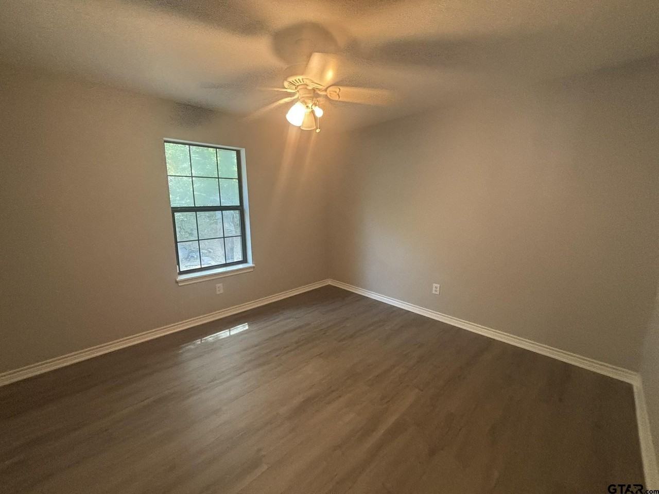 312 E Eddy St - Photo 4 of 11