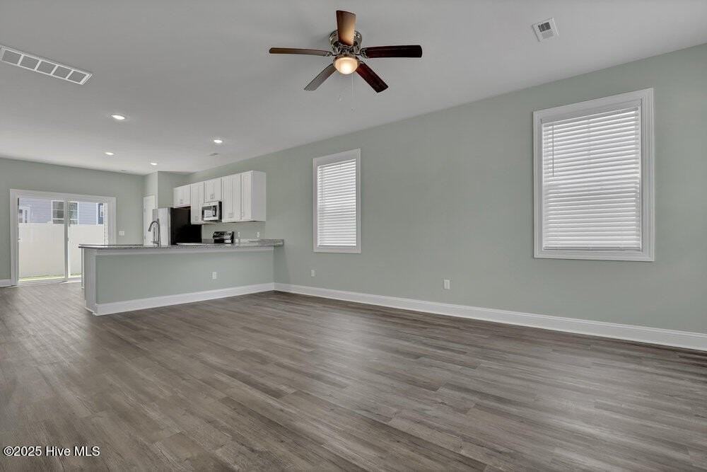 224 Sandy Cove Ln - Photo 4 of 35