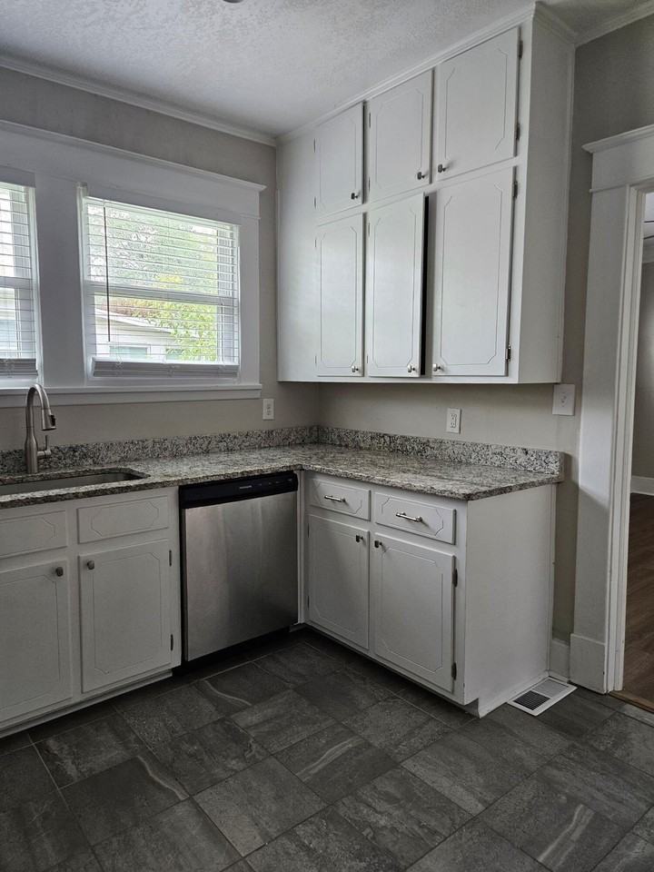 1313 Merry St - Photo 5 of 14