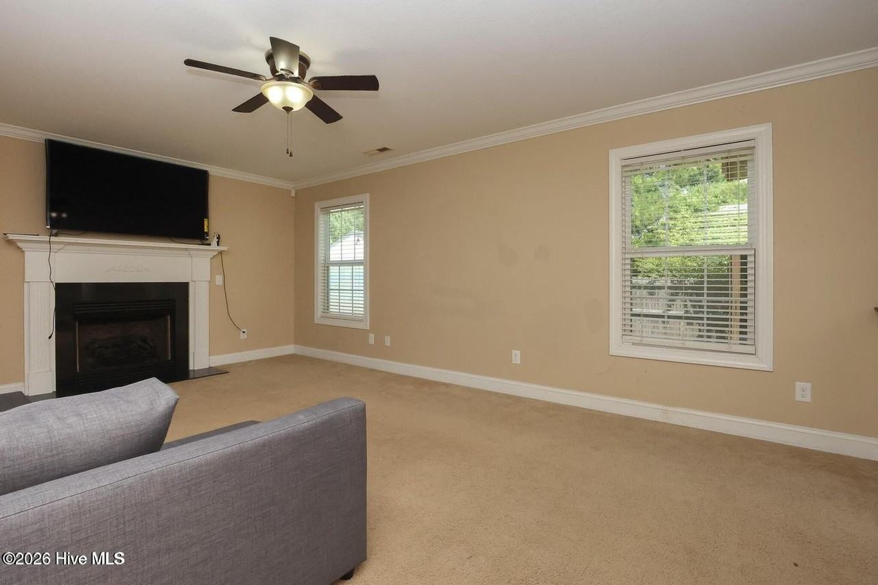207 Willoughby Ln - Photo 4 of 24