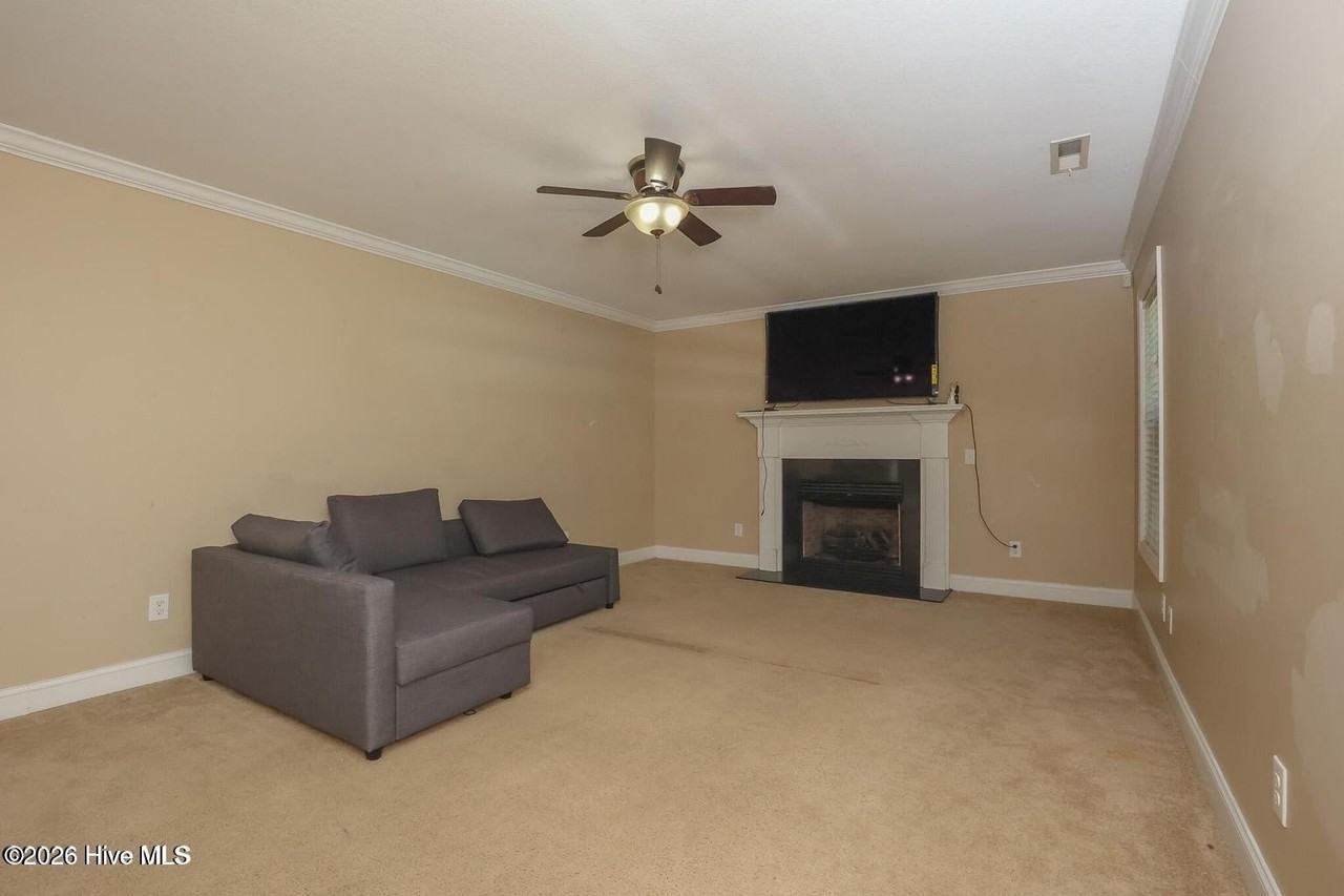 207 Willoughby Ln - Photo 5 of 24