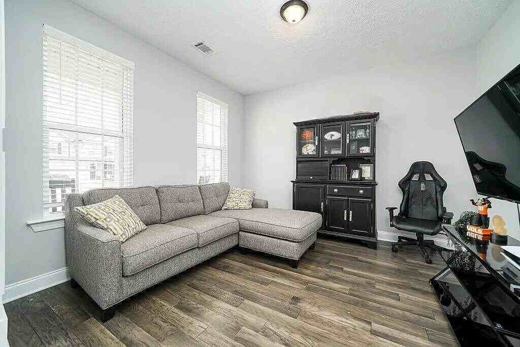 448 Arrowwood Dr - Photo 4 of 30