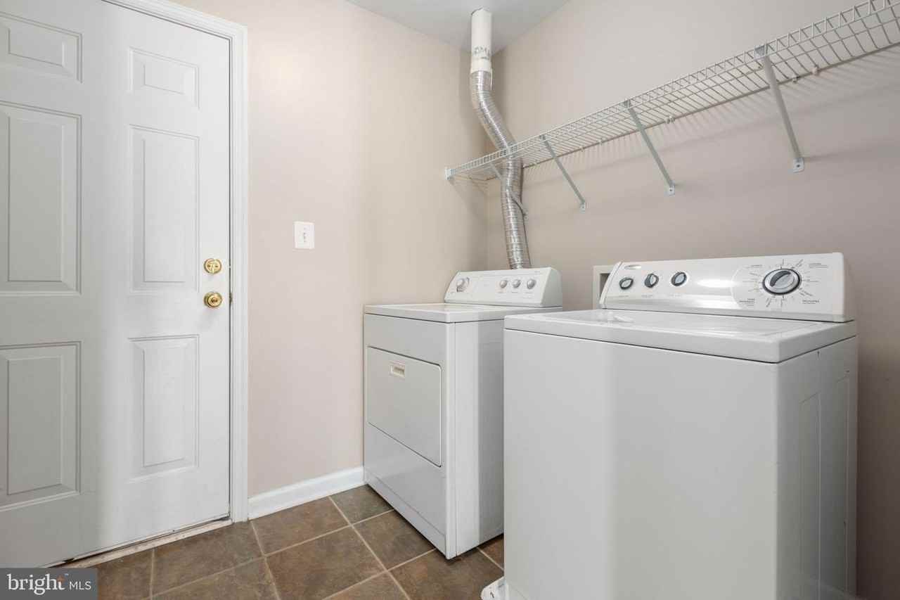 1105 Patrick St - Photo 4 of 39