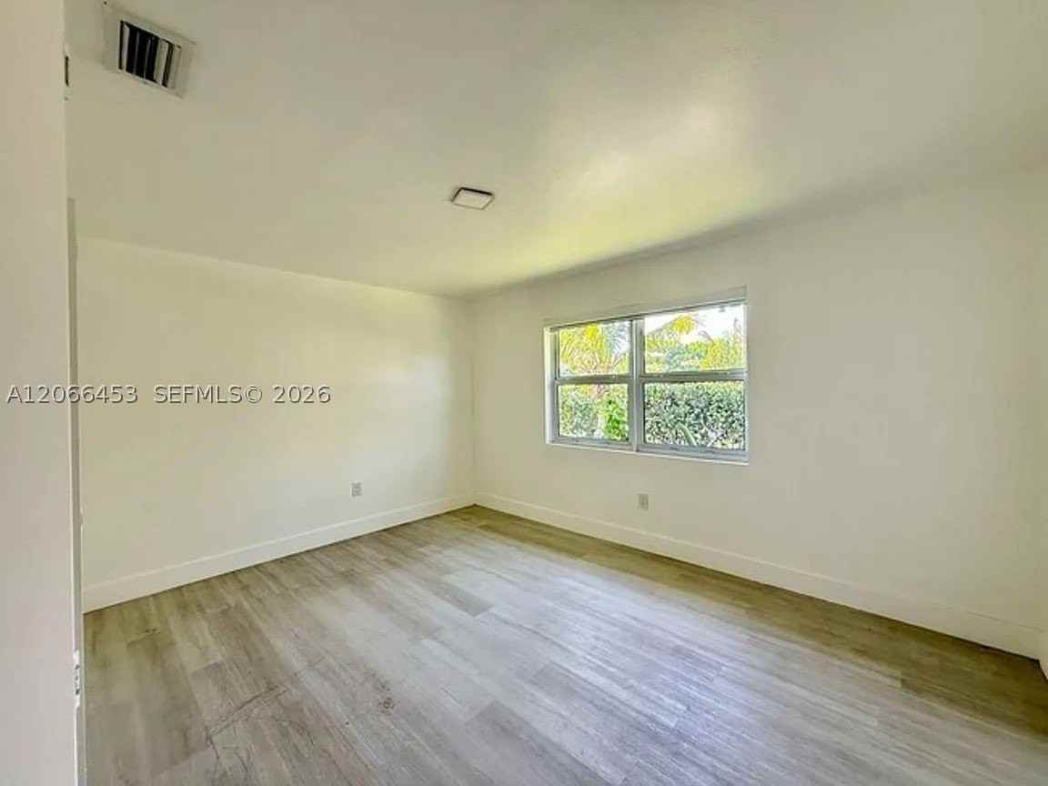 100 Nw 45th St #1 - Photo 4 of 12