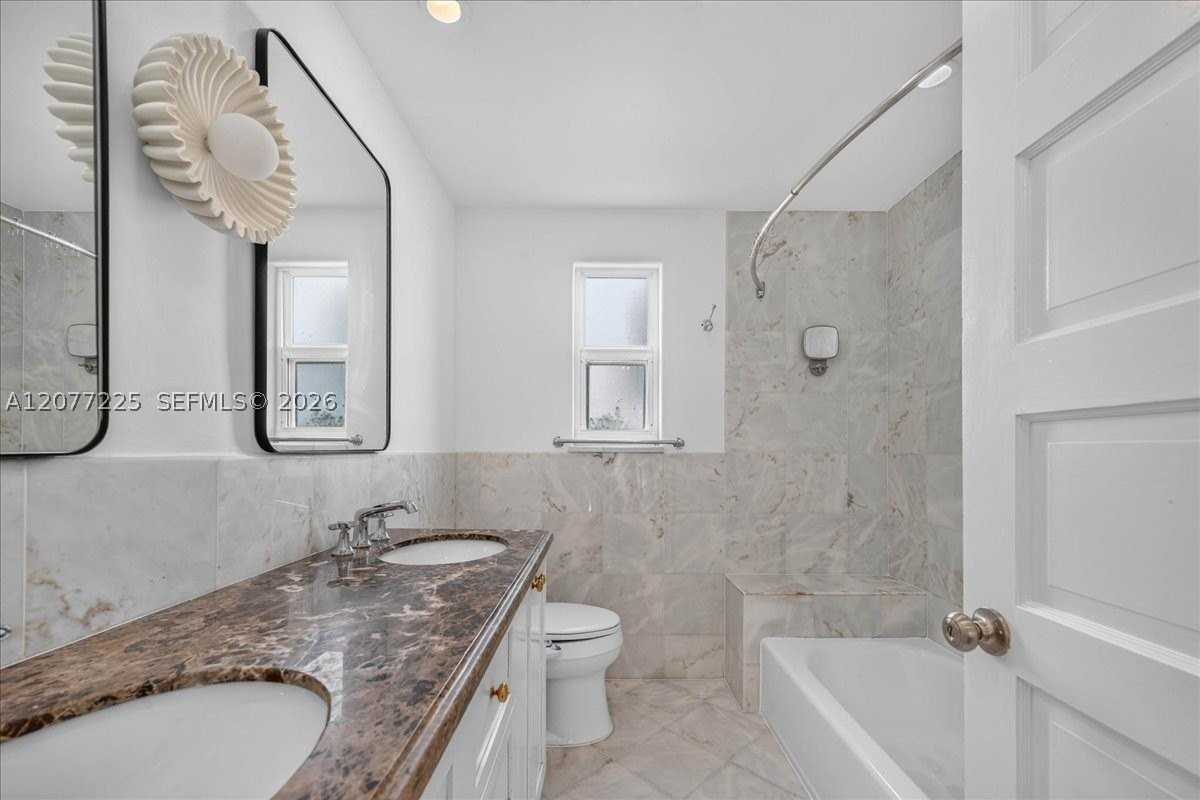 763 Ne 75th St - Photo 3 of 43