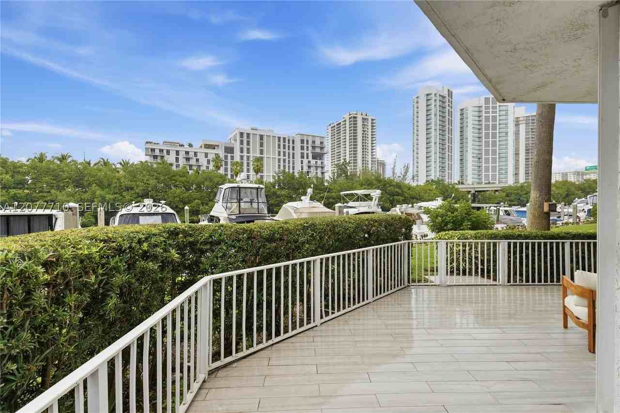 3500 Mystic Pointe Dr #104