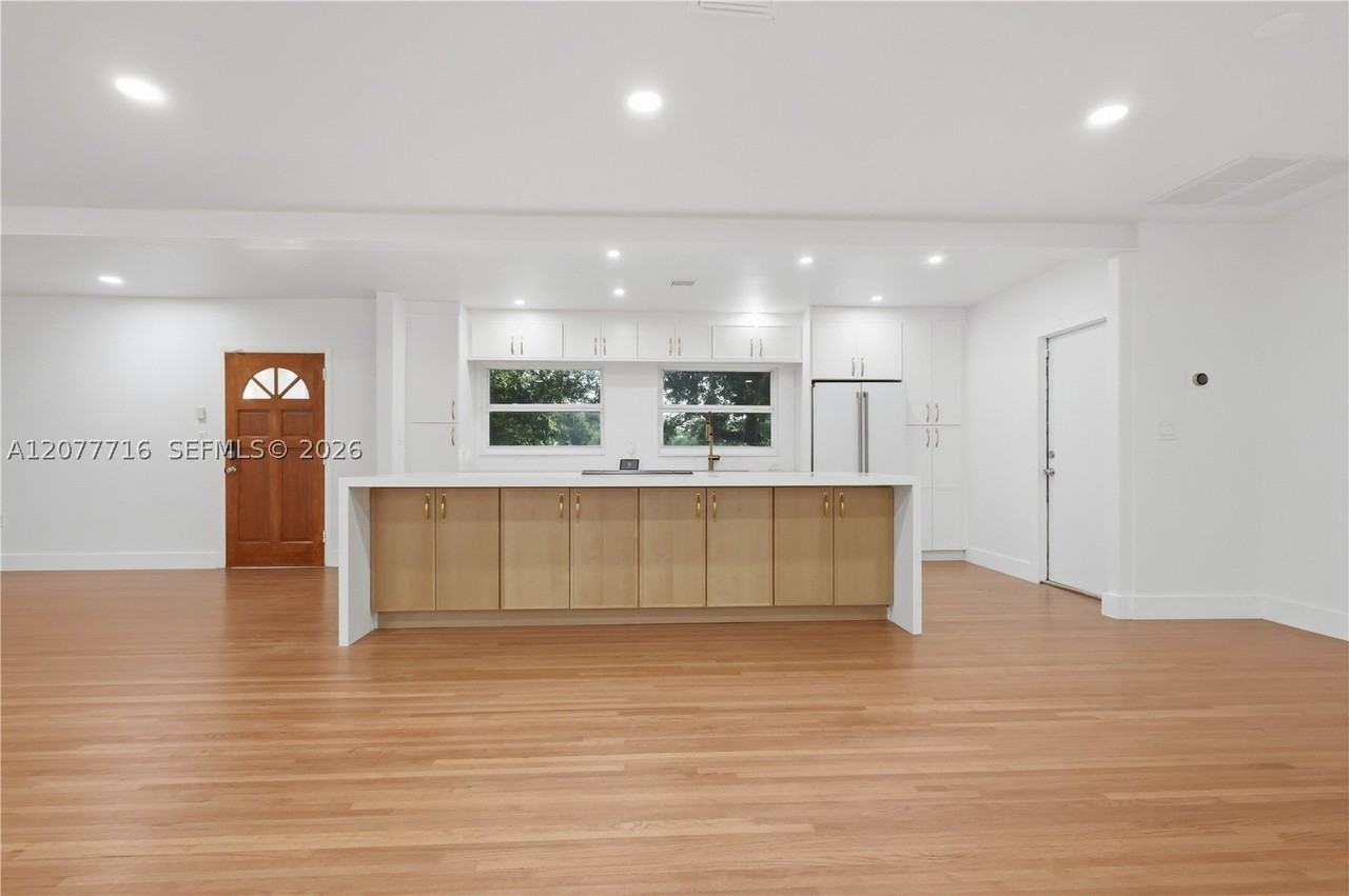 13040 N Miami Ave - Photo 4 of 38