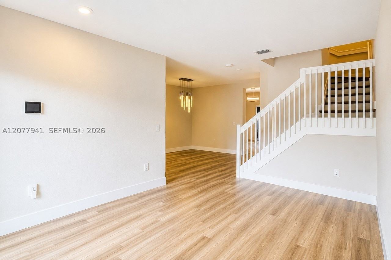 403 Ne 208th Ter - Photo 4 of 27