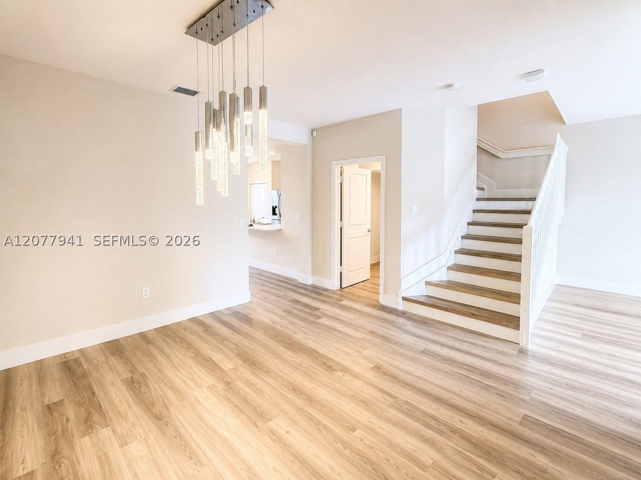 403 Ne 208th Ter - Photo 5 of 27