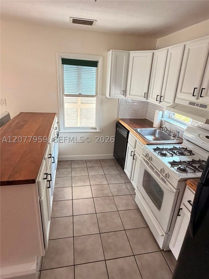1837 Buchanan St - Photo 2 of 9