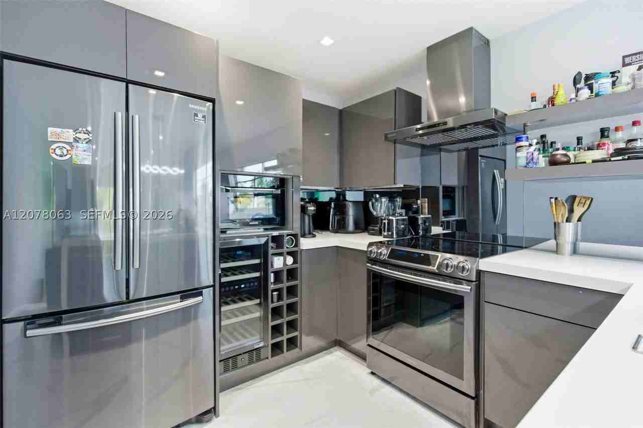 1428 Euclid Ave #207 - Photo 3 of 25
