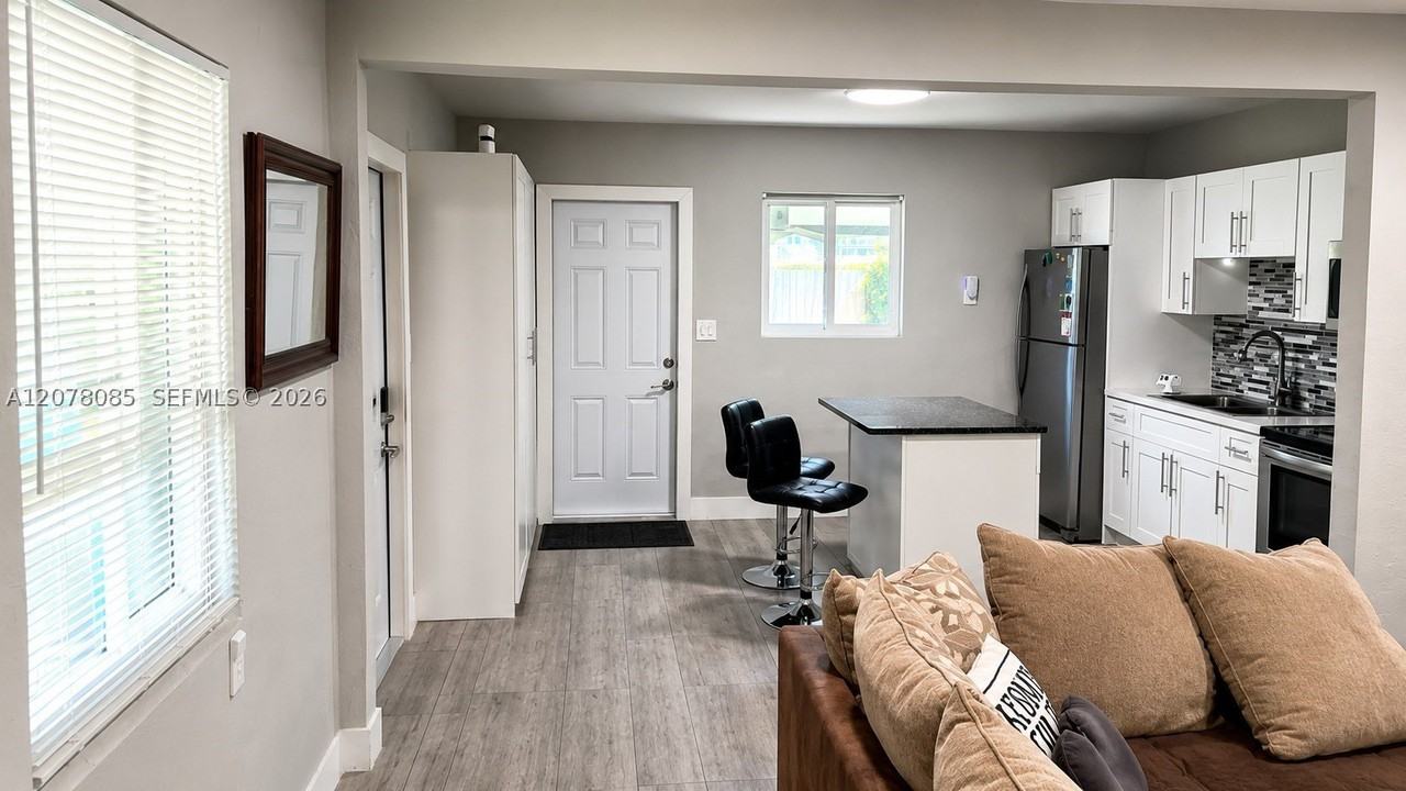 4017 Sw 20th St - Photo 3 of 9