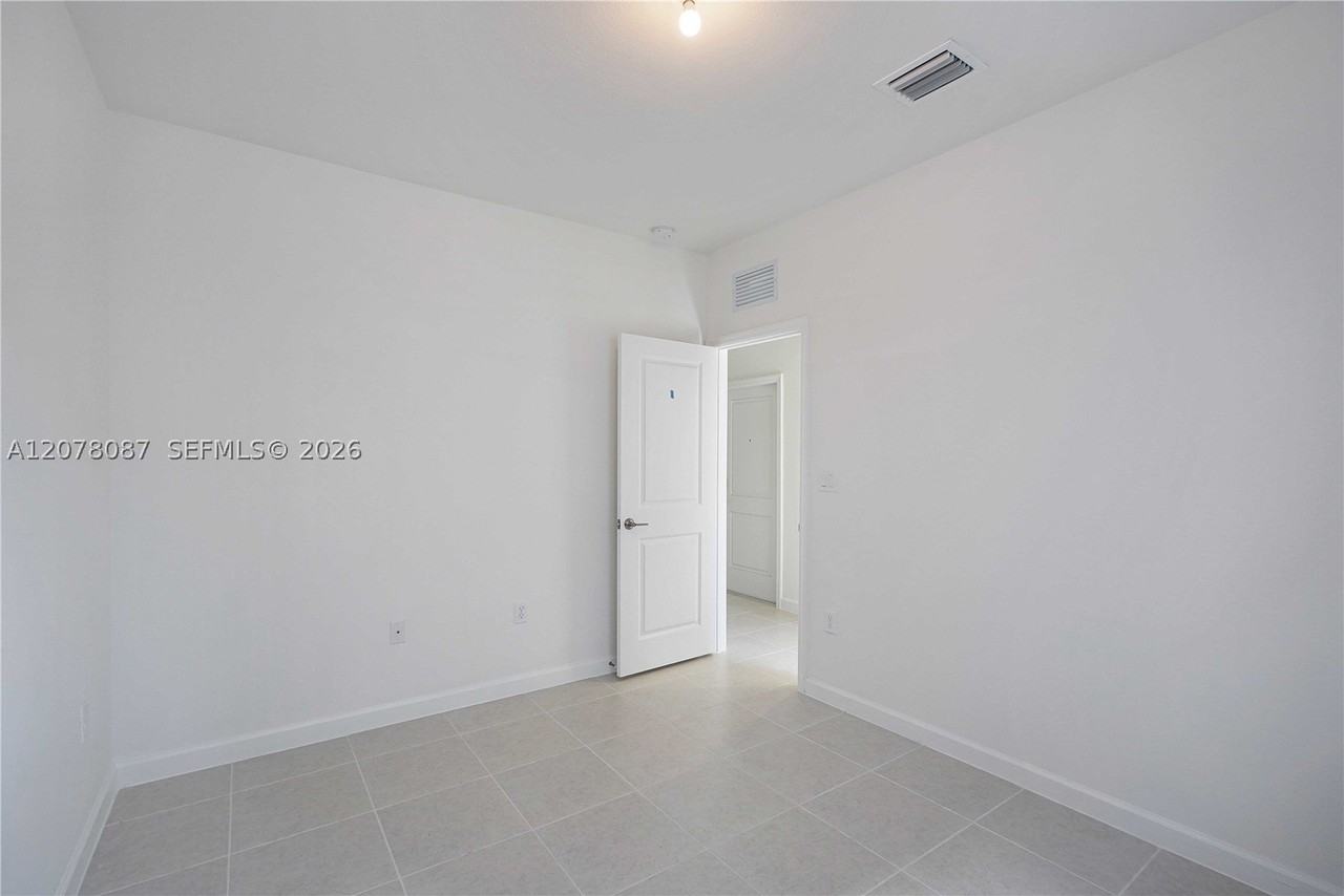 18672 Sw 136th Ct - Photo 5 of 50