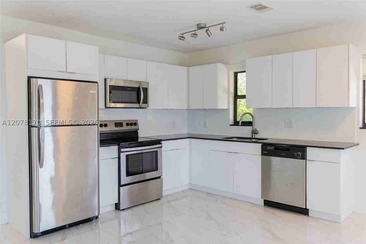 2140 Ne 56th St #12 - Photo 2 of 31
