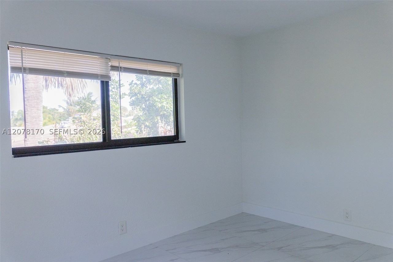 2140 Ne 56th St #12 - Photo 6 of 31