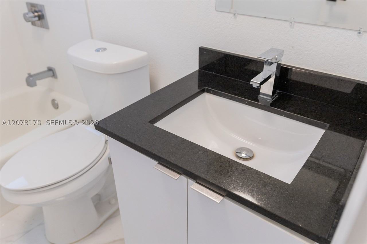 2140 Ne 56th St #12 - Photo 7 of 31