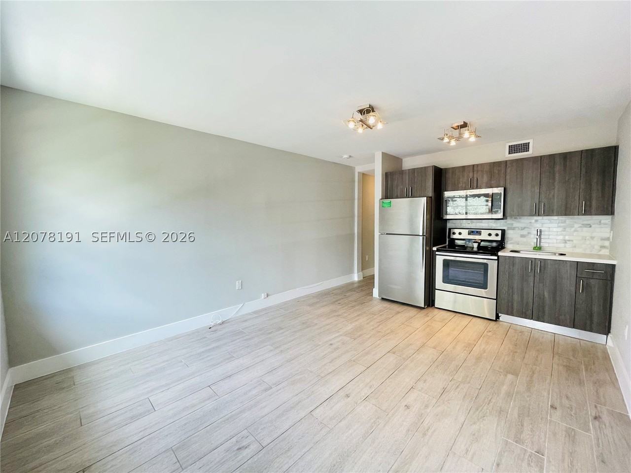 1100 10th St #03 - Photo 2 of 6