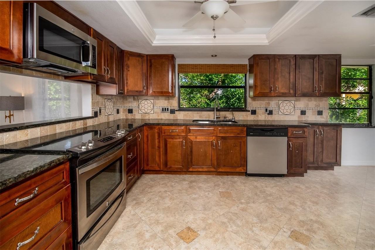 2504 Hibiscus Dr W - Photo 7 of 25