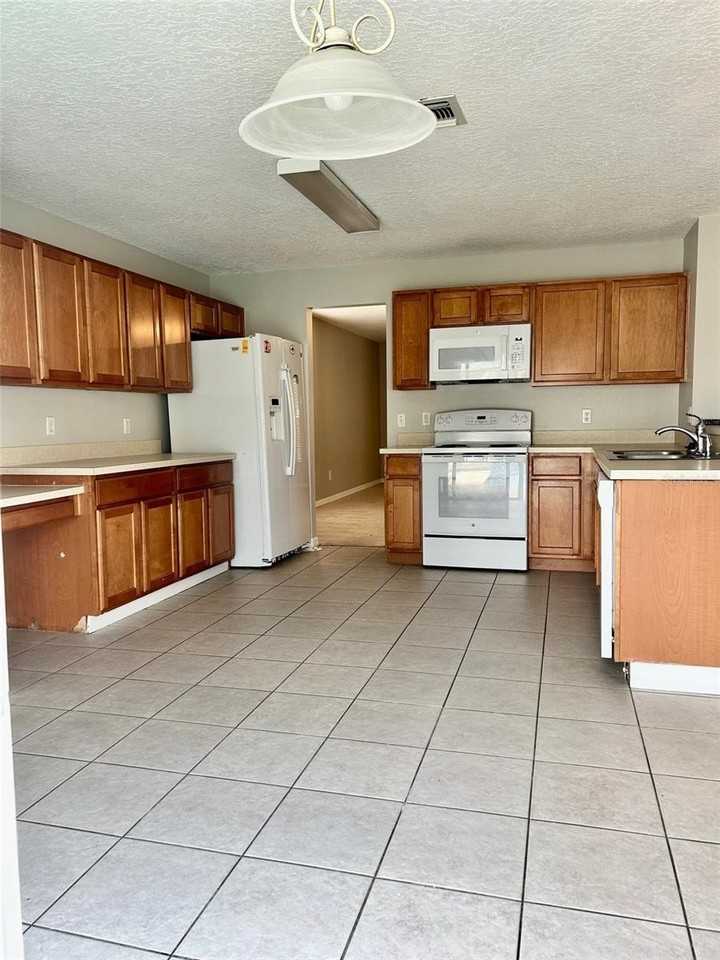 1244 Ocklawaha Dr - Photo 4 of 22