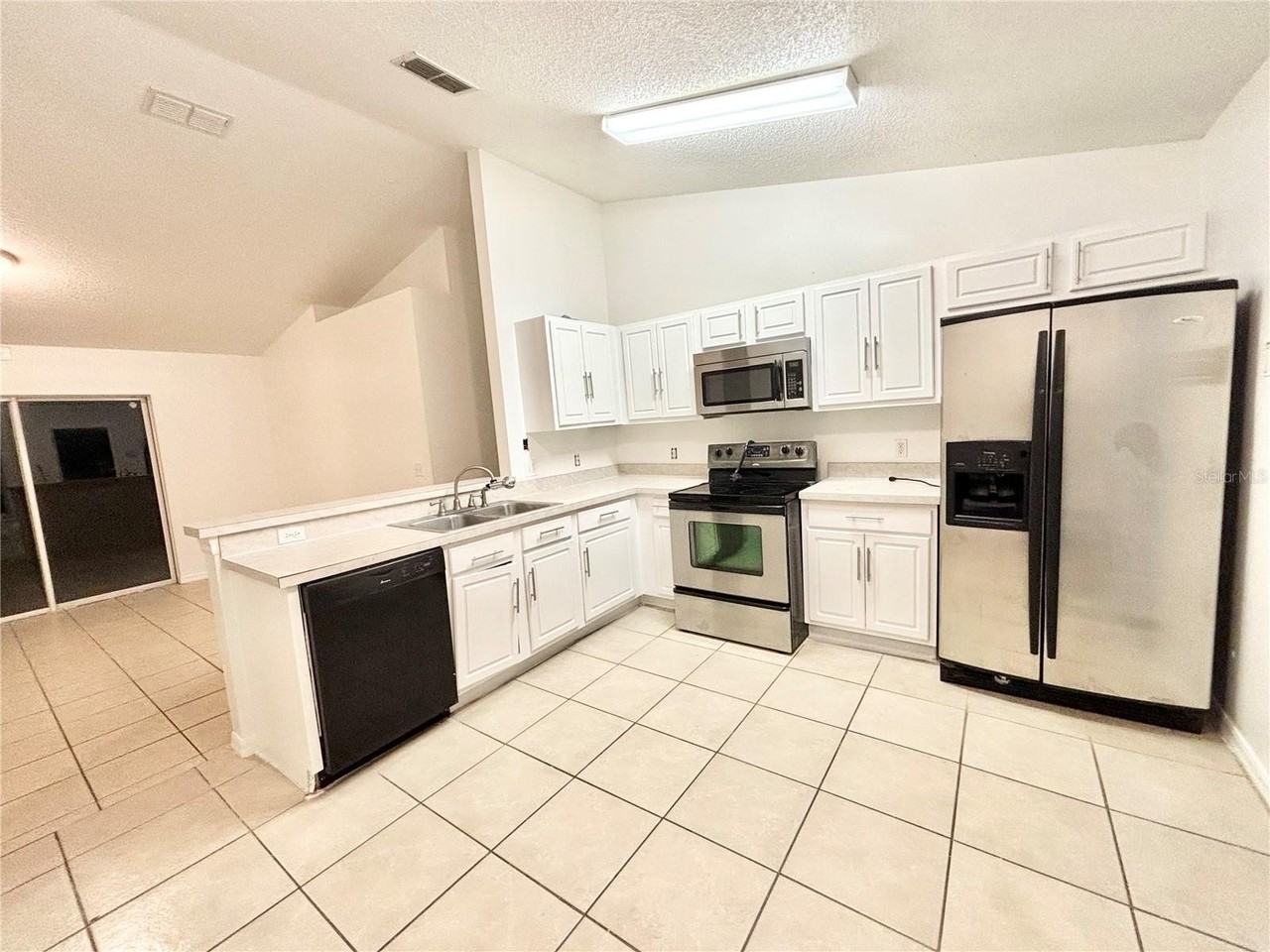 362 Aylesbury Ct - Photo 2 of 10