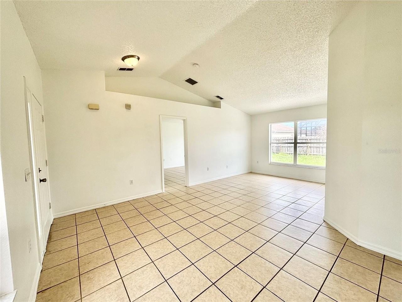 362 Aylesbury Ct - Photo 3 of 10