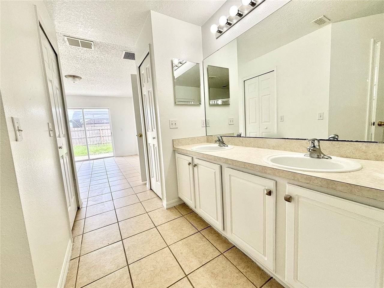 362 Aylesbury Ct - Photo 7 of 10