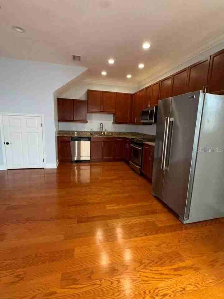 113 S Packwood Ave #B - Photo 4 of 35