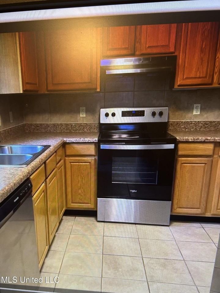 110 Hickory Dr - Photo 2 of 7