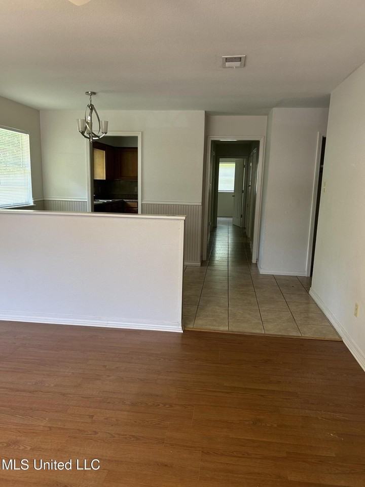 110 Hickory Dr - Photo 3 of 7