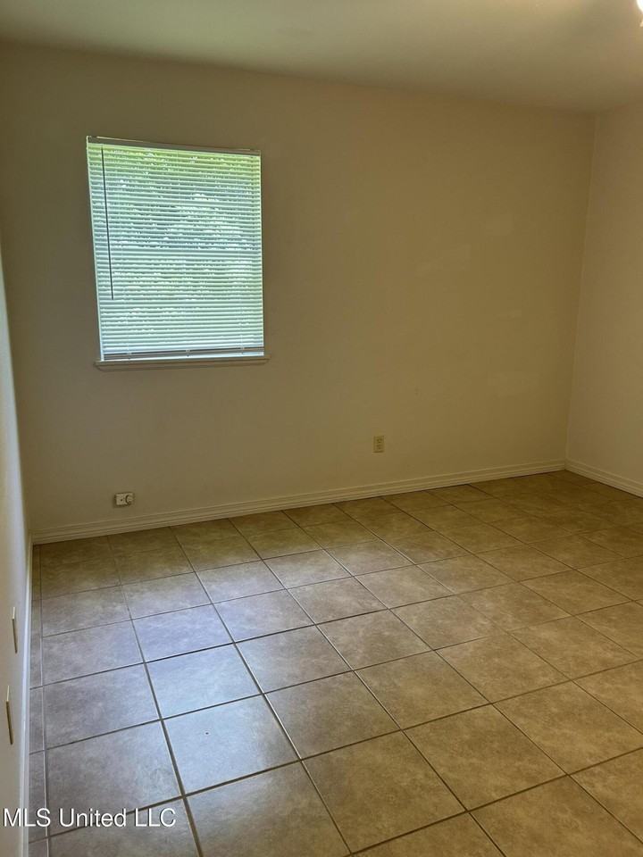 110 Hickory Dr - Photo 5 of 7