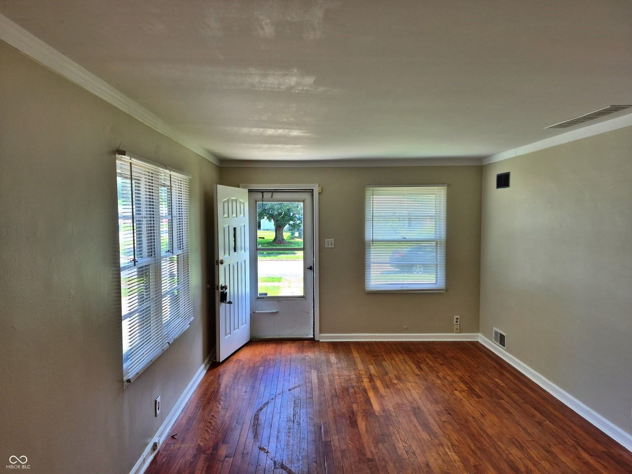1126 Allison Ave - Photo 6 of 35