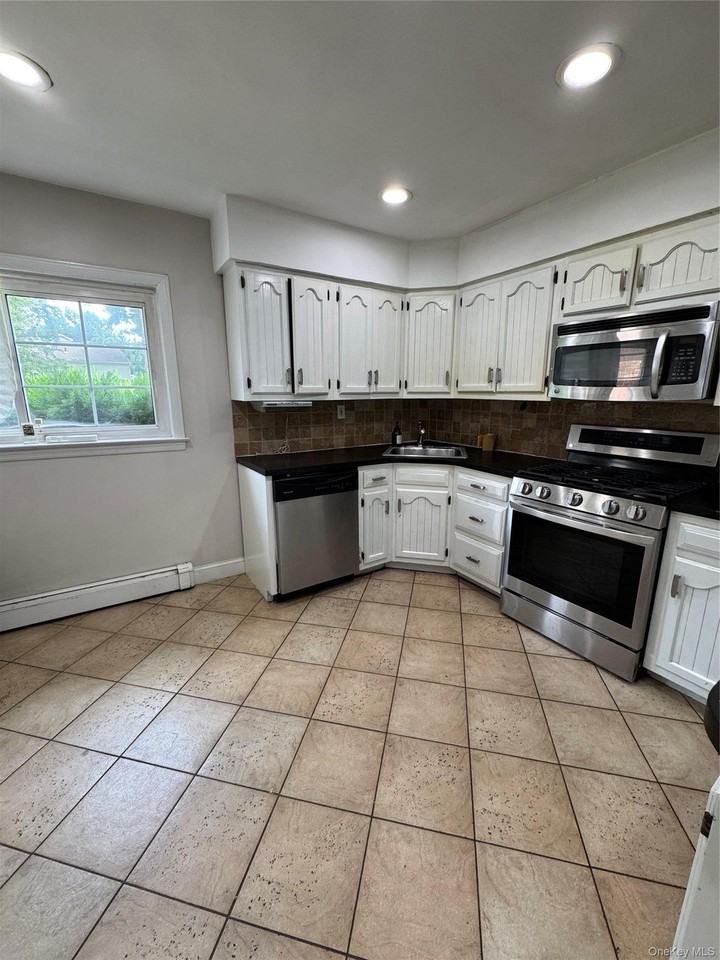 1498 Kew Ave - Photo 4 of 14