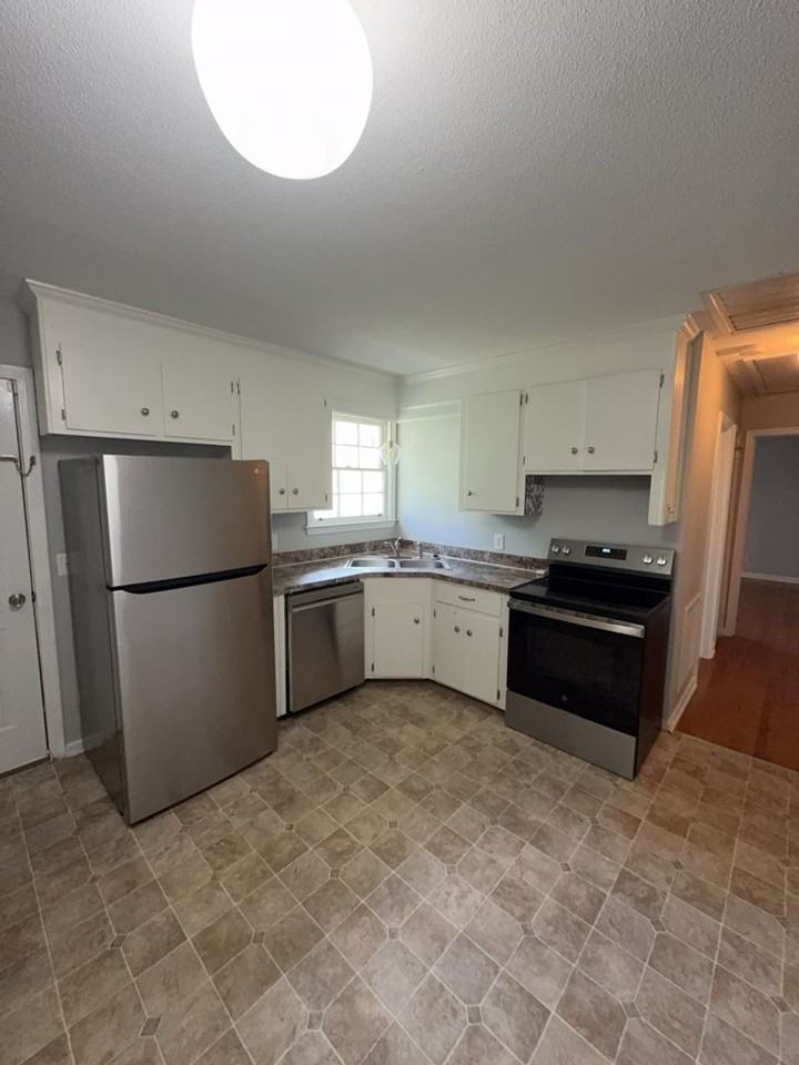 1032 Lancaster St - Photo 4 of 13