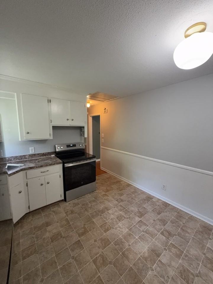 1032 Lancaster St - Photo 5 of 13