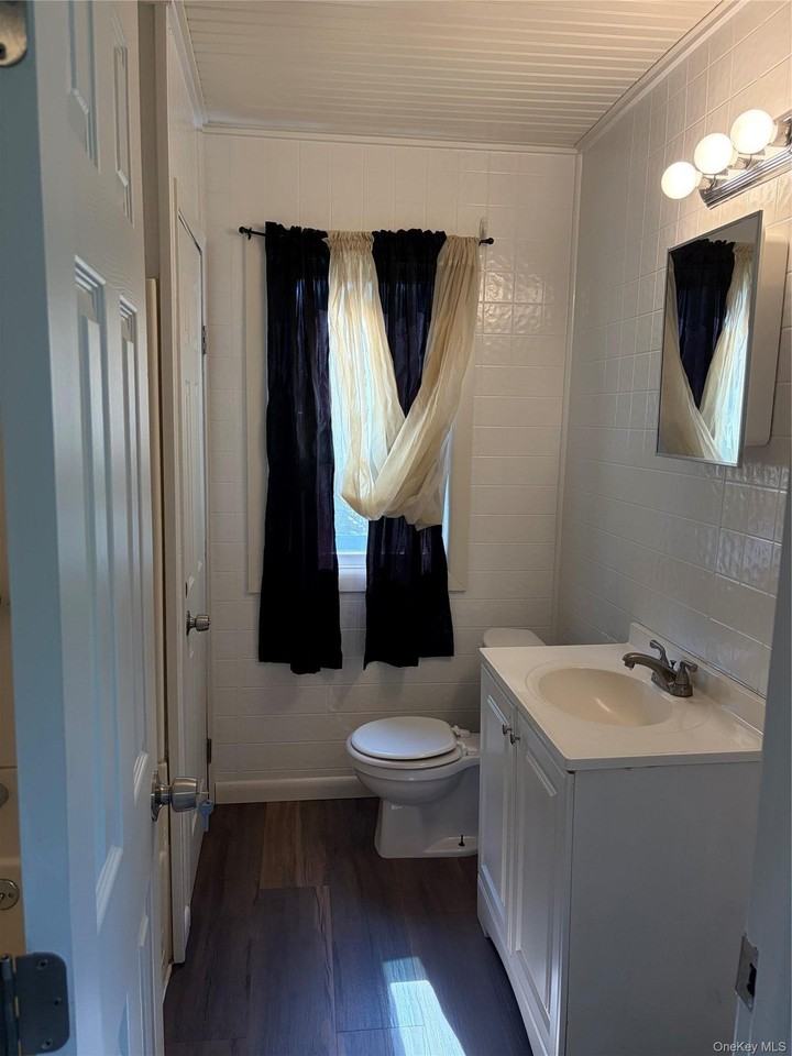 48 Penataquit Ave - Photo 3 of 7