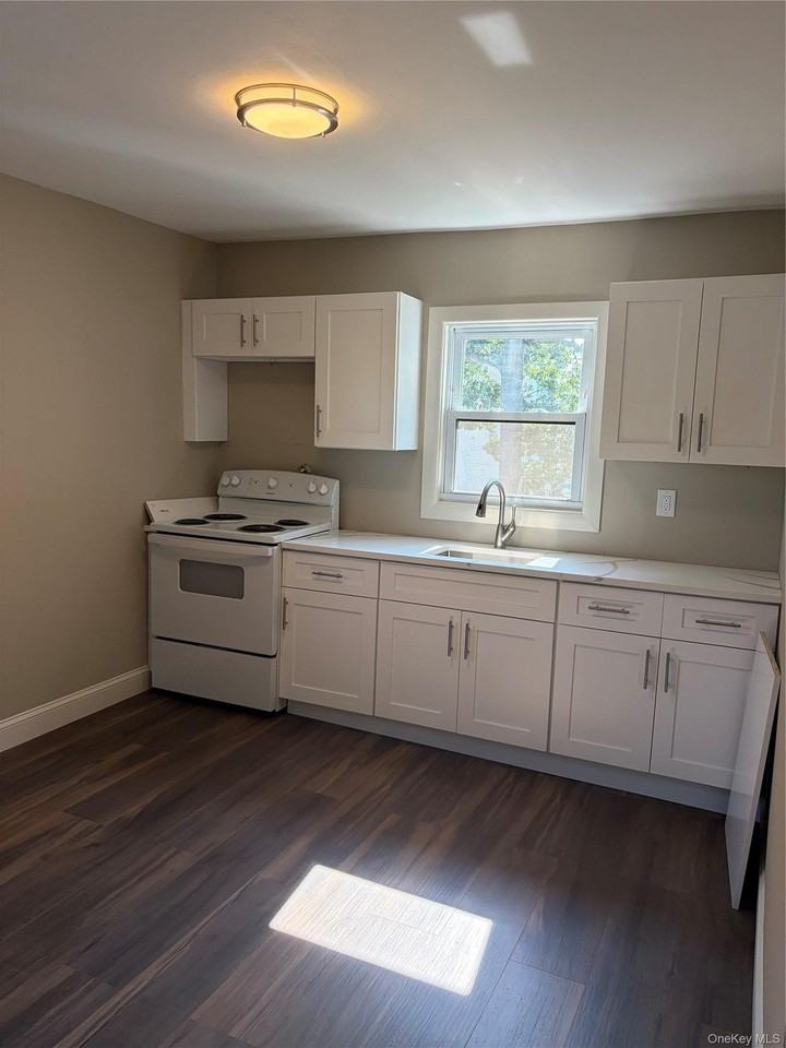 48 Penataquit Ave - Photo 4 of 7