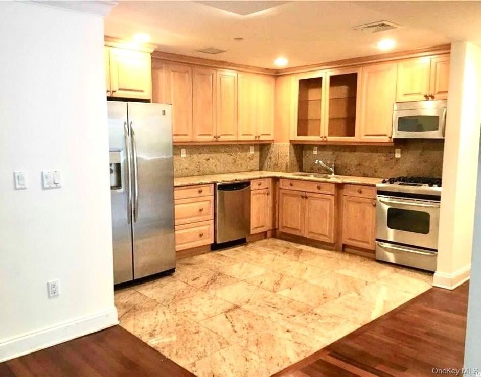 171 Great Neck Rd - Photo 2 of 10