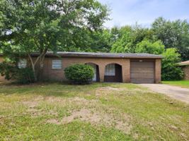 featured image of 2131 Woodside Dr #1
