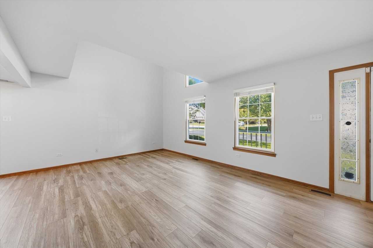 16051 Laurel Dr - Photo 5 of 32