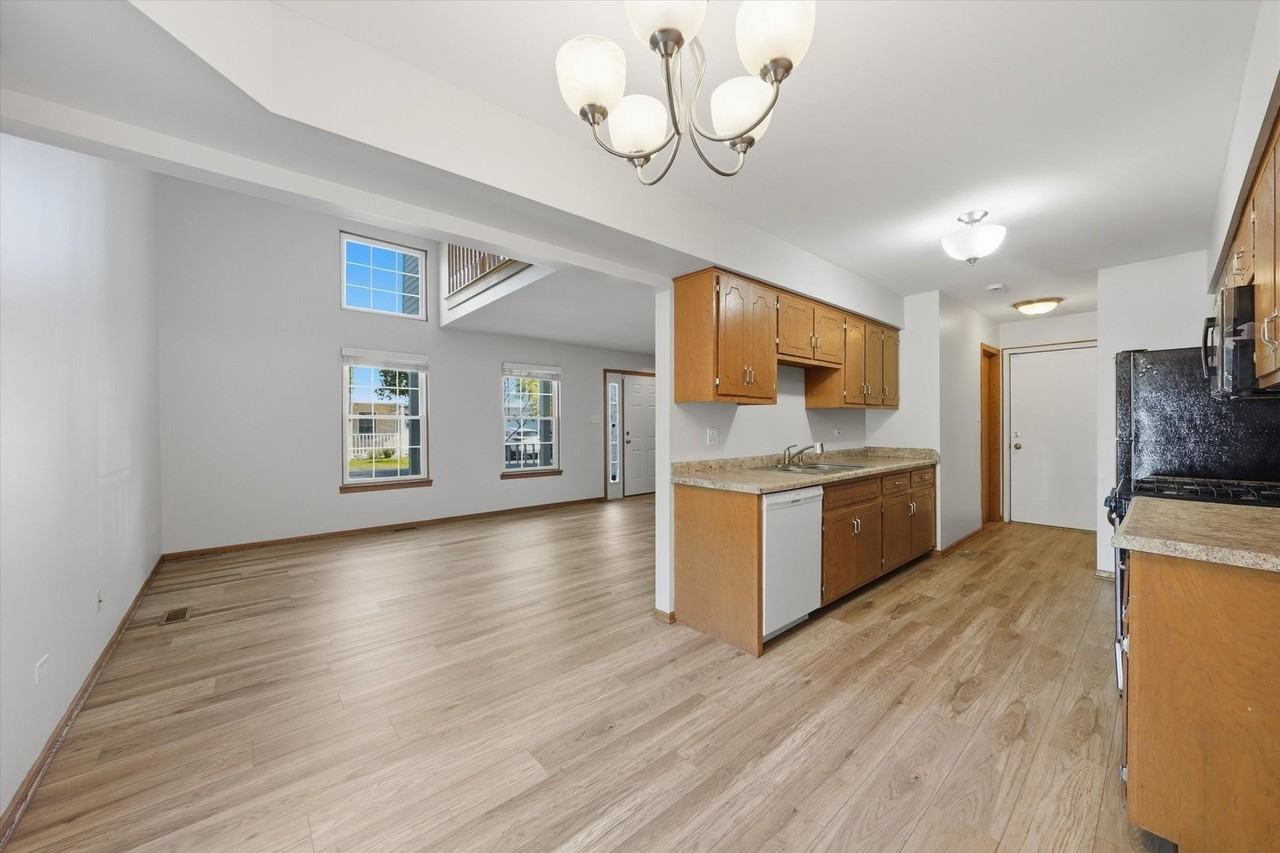 16051 Laurel Dr - Photo 6 of 32
