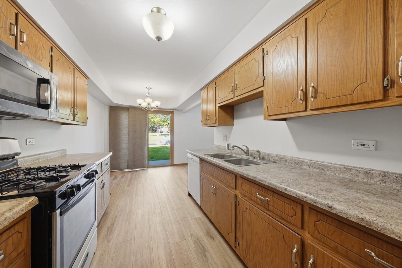 16051 Laurel Dr - Photo 7 of 32