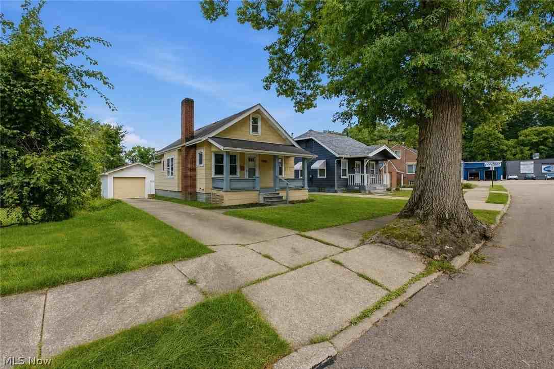 975 Corwin Ave - Photo 2 of 25