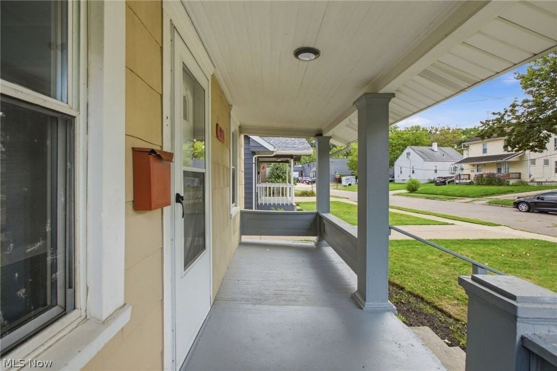 975 Corwin Ave - Photo 4 of 25