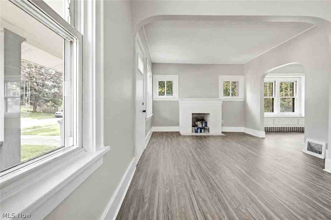 975 Corwin Ave - Photo 5 of 25