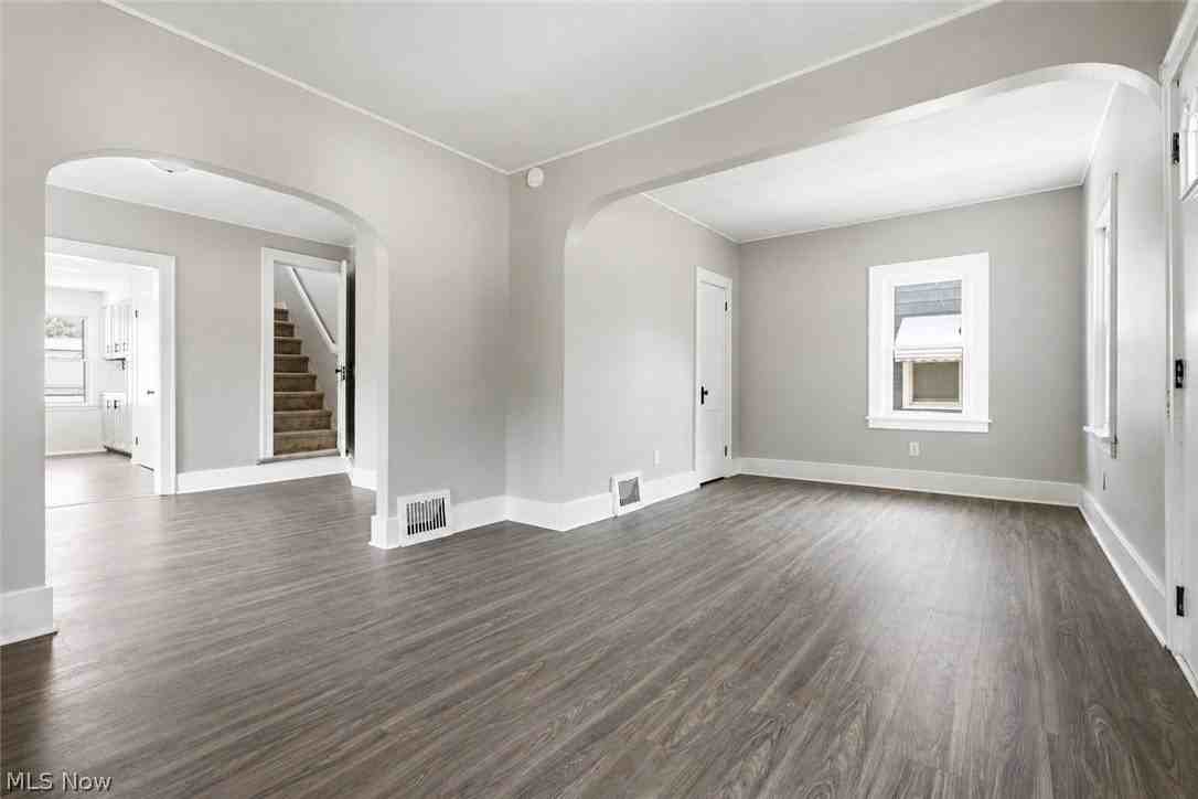975 Corwin Ave - Photo 6 of 25