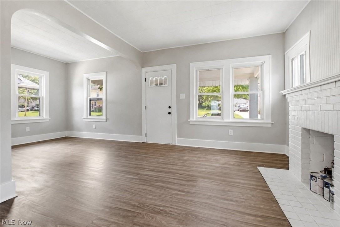 975 Corwin Ave - Photo 7 of 25